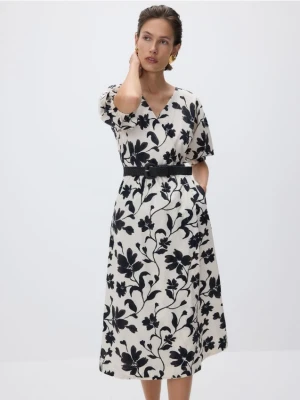 Reserved - Sukienka midi z paskiem - wielobarwny