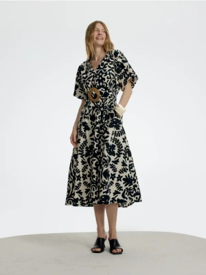 Reserved - Sukienka midi z paskiem - wielobarwny