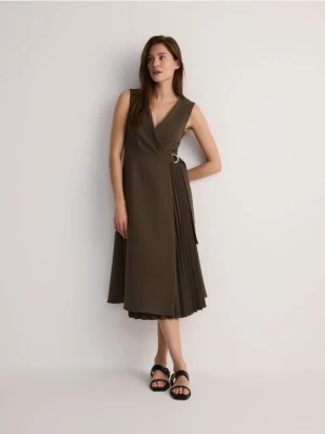 Reserved - Sukienka midi z plisami - brązowy