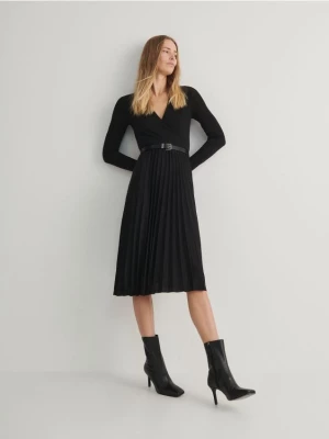 Reserved - Sukienka midi z plisowaniem - czarny