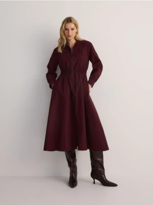 Reserved - Sukienka midi z suwakiem - burgundowy