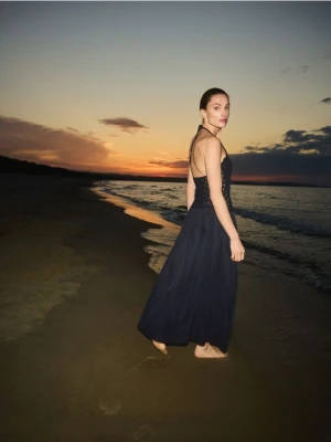 Reserved - Sukienka midi z wiązaniem - granatowy