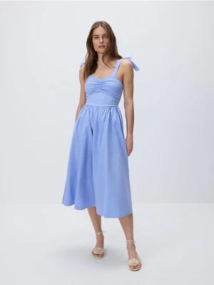 Reserved - Sukienka midi z wiązaniem - jasnoniebieski