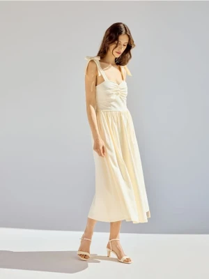 Reserved - Sukienka midi z wiązaniem - jasnożółty