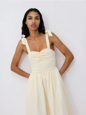 Reserved - Sukienka midi z wiązaniem - jasnożółty
