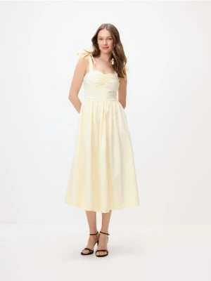 Reserved - Sukienka midi z wiązaniem - jasnożółty