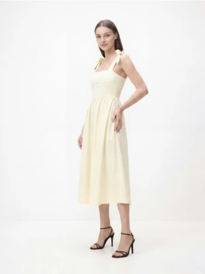 Reserved - Sukienka midi z wiązaniem - jasnożółty