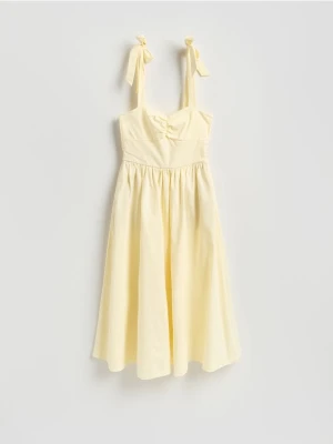 Reserved - Sukienka midi z wiązaniem - jasnożółty