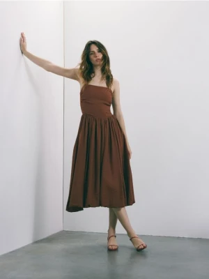 Reserved - Sukienka midi z wiskozą - brązowy