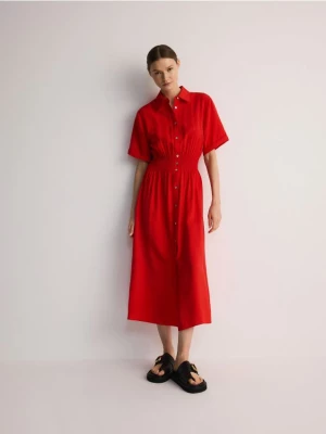 Reserved - Sukienka midi z wiskozą - czerwony