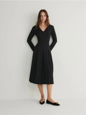 Reserved - Sukienka midi z zakładkami - czarny