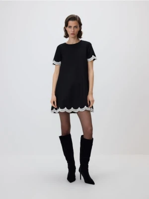 Reserved - Sukienka mini z koronkowym wykończeniem - czarny