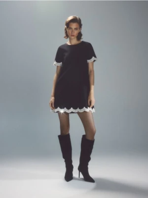 Reserved - Sukienka mini z koronkowym wykończeniem - czarny