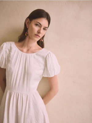 Reserved - Sukienka mini z ozdobną kokardą - biały