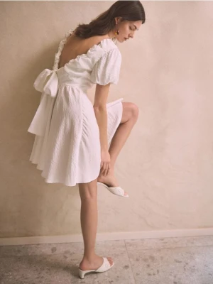 Reserved - Sukienka mini z ozdobną kokardą - biały