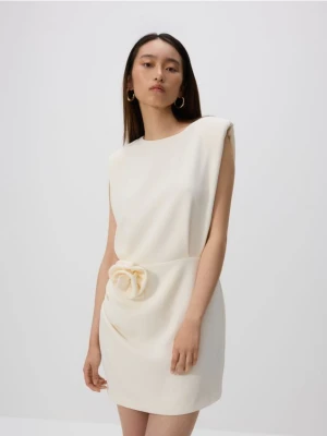 Reserved - Sukienka mini z ozdobną różą - złamana biel