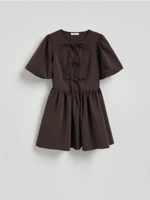 Zdjęcie produktu Reserved - Sukienka mini z wiązaniem - ciemnobrązowy