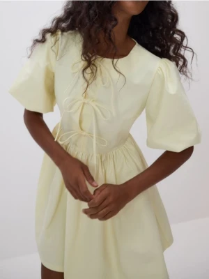 Reserved - Sukienka mini z wiązaniem - jasnożółty