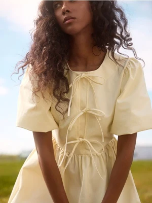 Reserved - Sukienka mini z wiązaniem - jasnożółty