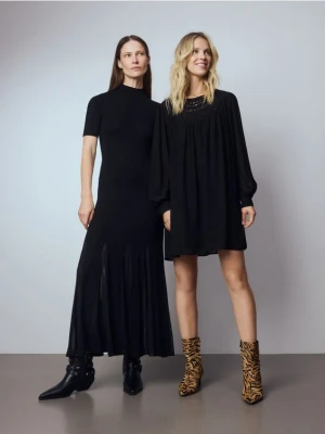 Reserved - Sukienka mini z wyszywanym dekoltem - czarny