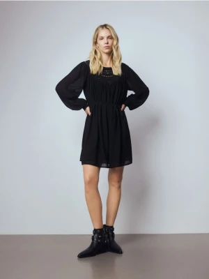 Reserved - Sukienka mini z wyszywanym dekoltem - czarny