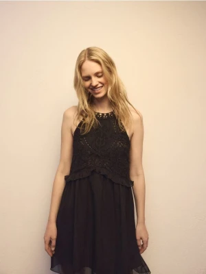 Reserved - Sukienka mini ze zdobieniem - czarny