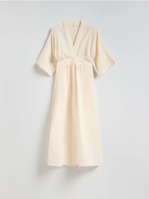 Reserved - Sukienka typu kimono - złamana biel