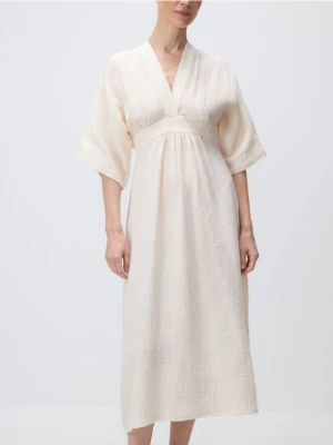 Reserved - Sukienka typu kimono - złamana biel