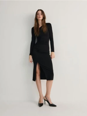 Reserved - Sukienka z asymetrycznym dekoltem - czarny