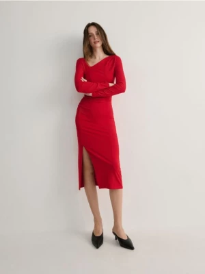 Reserved - Sukienka z asymetrycznym dekoltem - czerwony