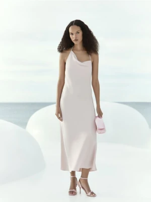 Reserved - Sukienka z asymetrycznym dekoltem - pastelowy róż