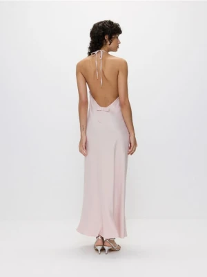 Reserved - Sukienka z asymetrycznym dekoltem - pastelowy róż
