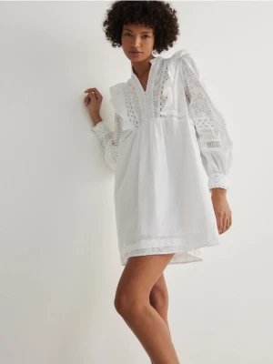 Reserved - Sukienka z ażurowym wzorem - biały