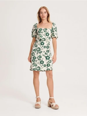 Reserved - Sukienka z bufiastymi rękawami - beżowy