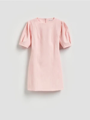 Reserved - Sukienka z bufiastymi rękawami - brzoskwiniowy