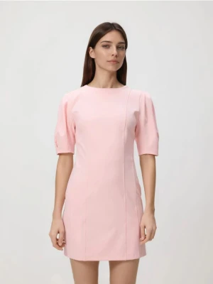 Reserved - Sukienka z bufiastymi rękawami - brzoskwiniowy