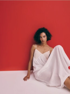 Reserved - Sukienka z crochet'ową wstawką - biały