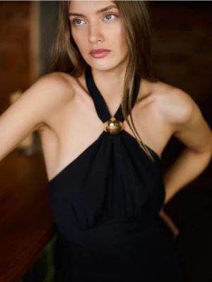 Reserved - Sukienka z dekoltem halter - czarny