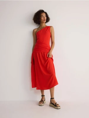 Reserved - Sukienka z głębokim wycięciem - czerwony