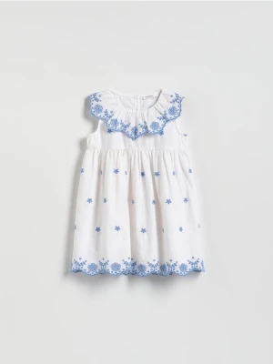 Reserved - Sukienka z haftowanym wzorem - biały