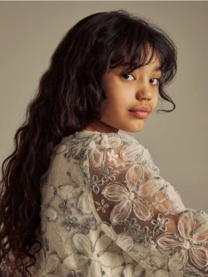 Reserved - Sukienka z haftowanym wzorem - złamana biel