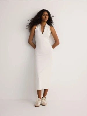 Reserved - Sukienka z kołnierzykiem polo - złamana biel