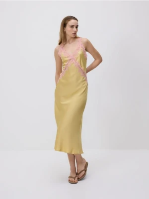 Reserved - Sukienka z koronką - musztardowy