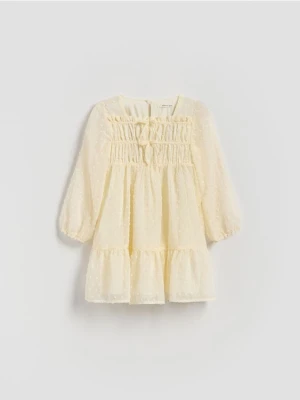 Reserved - Sukienka z kwadratowym dekoltem - kremowy