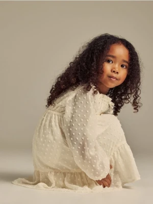 Reserved - Sukienka z kwadratowym dekoltem - kremowy