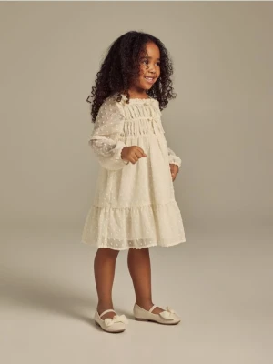 Reserved - Sukienka z kwadratowym dekoltem - kremowy