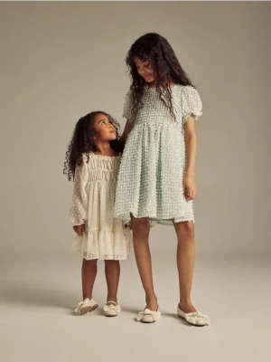 Reserved - Sukienka z kwadratowym dekoltem - kremowy