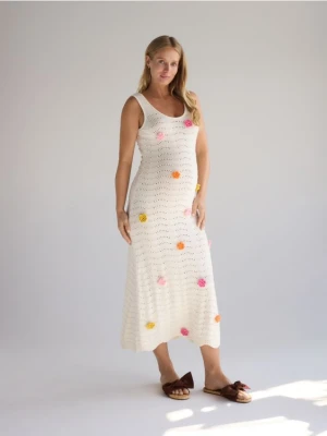 Reserved - Sukienka z kwiatową aplikacją - biały