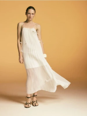 Reserved - Sukienka z kwiatową aplikacją - złamana biel