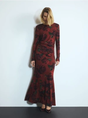 Reserved - Sukienka z nadrukiem w róże - karminowy